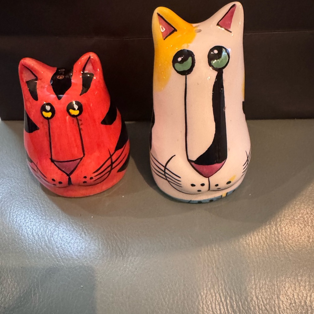 Catzilla Hand-Painted Salt & Pepper Red and White Ceramic Cat Figurine Pair.